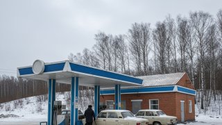 В Петербурге с 9 марта вводится запрет на продажу бензина несовершеннолетним