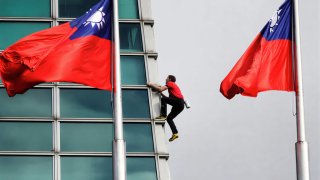 Вершина страха и мастерства Алекс Хоннольд покорил Тайбэй 101