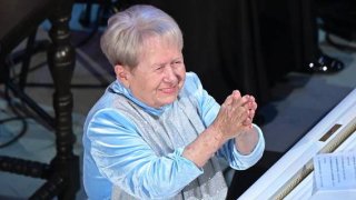 Вся ее жизнь – это песня. Сегодня народной артистке СССР, композитору Александре Пахмутовой исполнилось 95 лет