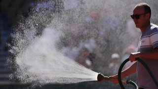 Жара на Roland Garros побила рекорды: теннисисты берут тайм-ауты, а болельщики просятся под шланги