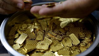 Золото переживает худший месяц с 2008 года на фоне конфликта в Иране