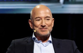 Безос бросает вызов Маску в космической битве за интернет