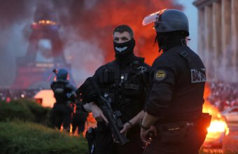 Фаерверки, погромы и штурм полицейского участка: как Париж праздновал победу ПСЖ в Лиге чемпионов
