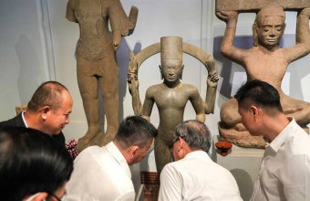 Камбоджа возвращает домой культурные сокровища, похищенные печально известным арт дилером