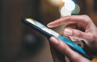 Недосып ведёт к часам в телефоне, а часы в телефоне - к недосыпу. Как разорвать петлю