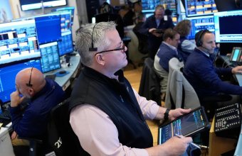 Нефть рухнула на 10%, а акции США взлетели. Иран вновь открыл Ормузский пролив