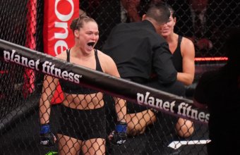 Ронда Роузи за 17 секунд поставила точку в карьере: возвращение легенд MMA завершилось болевым на руку