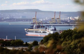 Рост цен на нефть из-за кризиса на Ближнем Востоке укрепляет экономику России