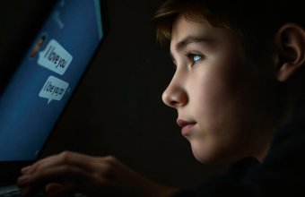 С кем общаются ваши дети? Первые реальные данные об использовании чат-ботов с ИИ подростками