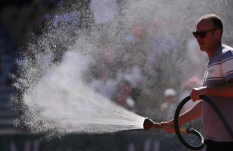 Жара на Roland Garros побила рекорды: теннисисты берут тайм-ауты, а болельщики просятся под шланги