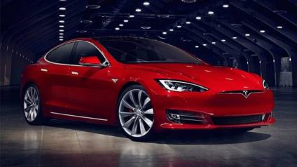 Tesla начала поставки своего нового седана Model S Plaid