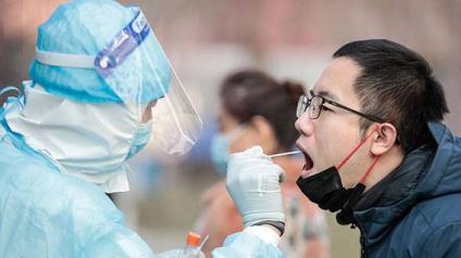 В преддверии Олимпийских игр в районе Пекина массово тестируют жителей на коронавирус