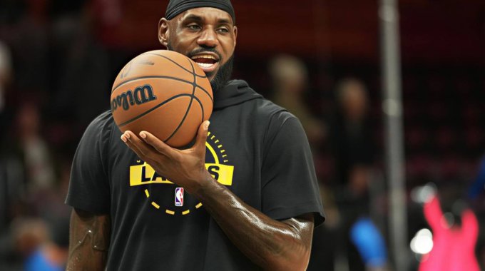 Ещё один рекорд для Леброна: он сравнялся с Робертом Пэришем, сыграв свой 1611-й матч в регулярном сезоне НБА