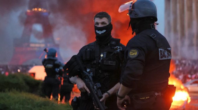 Фаерверки, погромы и штурм полицейского участка: как Париж праздновал победу ПСЖ в Лиге чемпионов