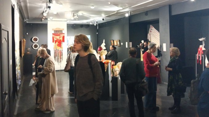 От прабабушек до космоса: выставка «На Красную горку» в Галерее Ходынка