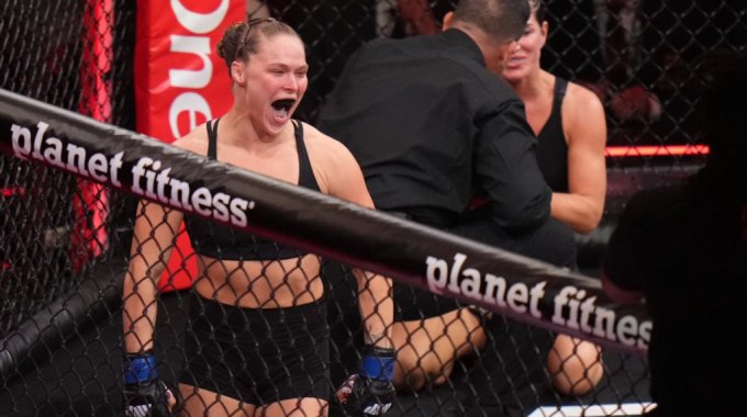 Ронда Роузи за 17 секунд поставила точку в карьере: возвращение легенд MMA завершилось болевым на руку