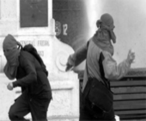 Двое неизвестных взорвали здание налоговой инспекции в Москве Двое неизвестных взорвали здание налоговой инспекции в Москве