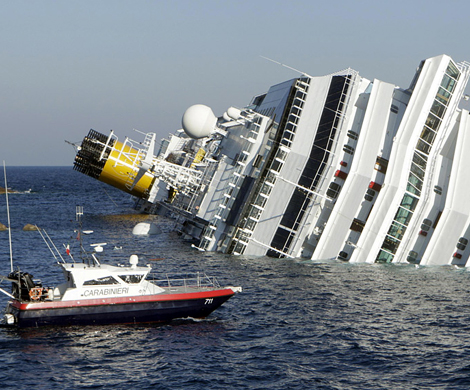 Новый Титаник натолкнулся на риф