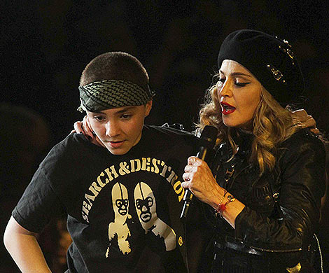 14-летний сын Мадонны стесняется ее эротических снимков 