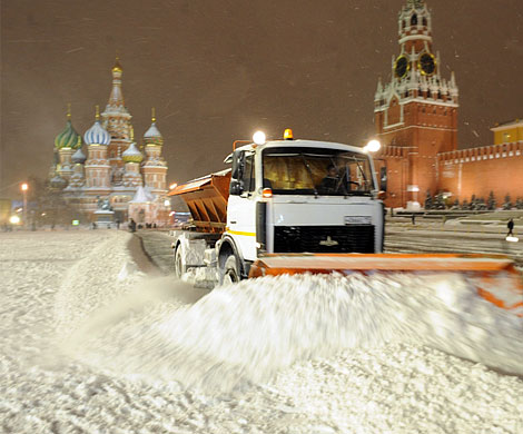 Москву атаковал новый снеговал Москву атаковал новый снеговал