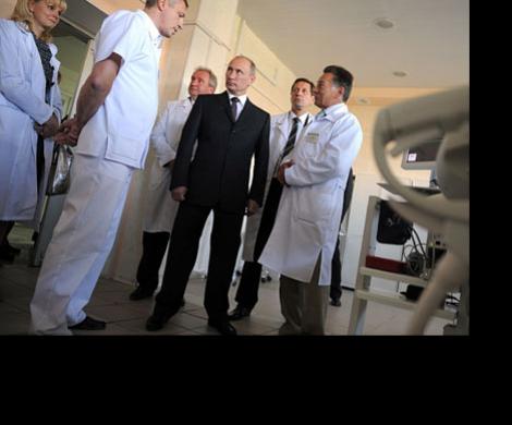 Путин подставил врачам плечо