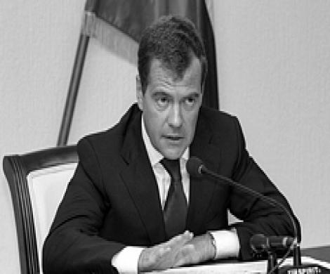 Медведев пригрозил министрам улицей