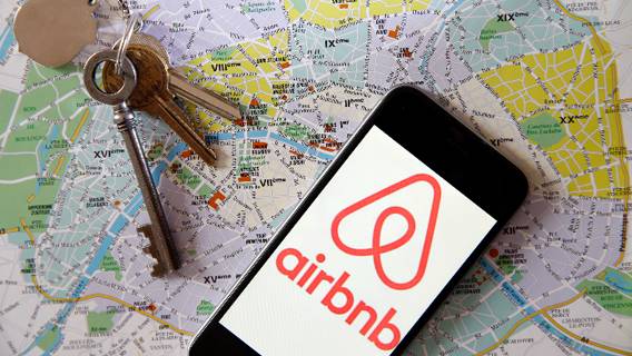 Airbnb собирается бесплатно разместить 20 000 афганских беженцев Airbnb собирается бесплатно разместить 20 000 афганских беженцев