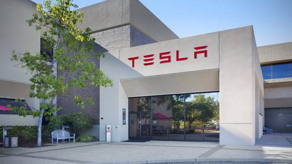 Акции Tesla упали на 5% после снижения цен и обновления Model 3