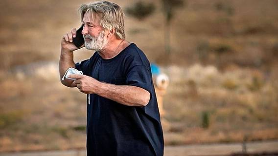 Алек Болдуин дал комментарий после смертельного случая на съемочной площадке Алек Болдуин дал комментарий после смертельного случая на съемочной площадке