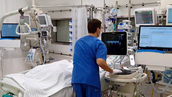 Американские больницы испытывают нагрузку из-за скачка заражений омикрон-штаммом