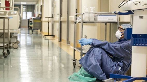 Американские больницы отказываются от обязательной вакцинации персонала из-за нехватки рабочей силы