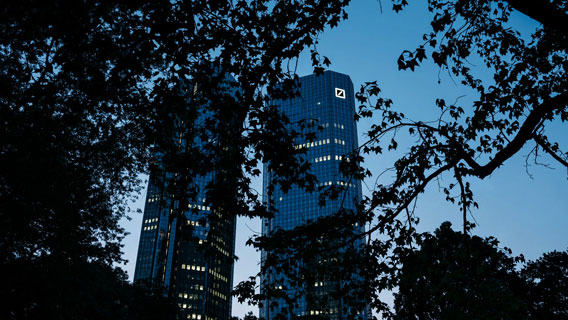 Американские регуляторы могут применить меры против Deutsche Bank из-за связей с Джеффри Эпштейном Американские регуляторы могут применить меры против Deutsche Bank из-за связей с Джеффри Эпштейном