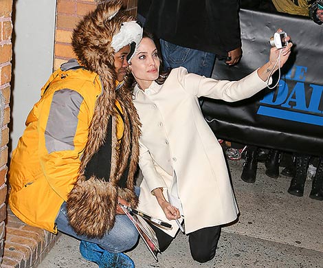 Анджелина Джоли встала на колени, чтобы сфотографироваться с фанаткой