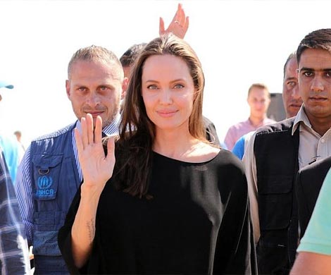Анджелину Джоли упрекнули в отсутствии бюстгальтера