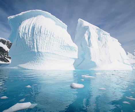 Антарктида покрылась странными голубыми пятнами