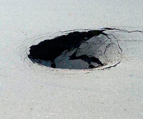 Астраханцы пожаловались на огромную яму посреди дороги