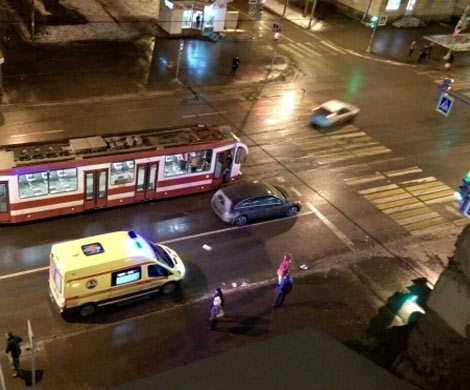 Автомобиль сбил женщину на остановке трамвая на улице Ленсовета