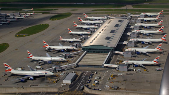 Аэропорт Хитроу забит, потому что пассажиры прибывают за восемь часов до вылета