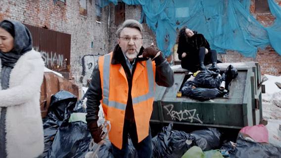 «Барышня, дай-ка мне Смольный»: Шнуров снял клип про неспособность властей Петербурга решить проблему вывоза мусора «Барышня, дай-ка мне Смольный»: Шнуров снял клип про неспособность властей Петербурга решить проблему вывоза мусора