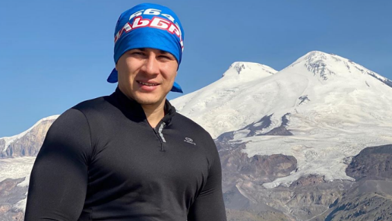 Безногий альпинист Рустам Набиев взобрался на вершину Эльбруса