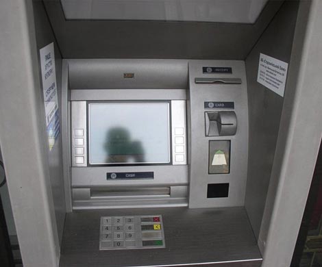 Безработная китаянка от злости сломала палкой и кирпичом 22 банкомата Безработная китаянка от злости сломала палкой и кирпичом 22 банкомата