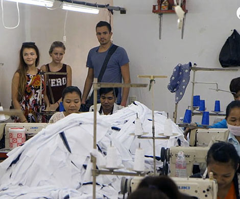 Блогеры из Норвегии сняли фильм об условиях работы на швейных фабриках Камбоджи