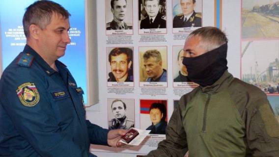 Боец ЧВК «Вагнер» получил нагрудный знак МЧС за помощь жертвам ДТП в Вольске