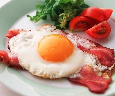 Богатый белком завтрак поможет избежать переедания