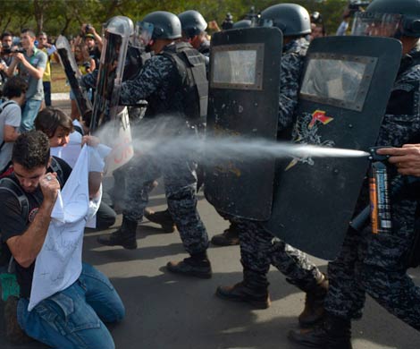 Бразильская полиция разогнала протест рядом с «Мараканой» с помощью слезоточивого газа