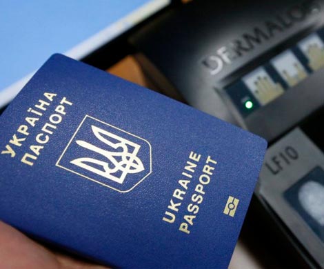 Брюссель требует от Киева обеспечить биометрическими паспортами жителей Крыма и Донбасса
