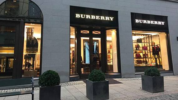 Burberry обновит свою стратегию для борьбы с конкурентами Burberry обновит свою стратегию для борьбы с конкурентами