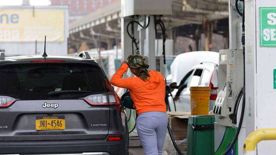 Цены на бензин в США приблизились к $5 за галлон, а рекордные расходы на топливо подрывают бизнес и экономику США