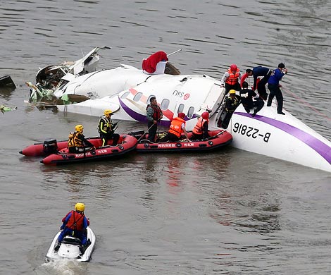 Число погибших в результате крушения самолета на Тайване достигло 23