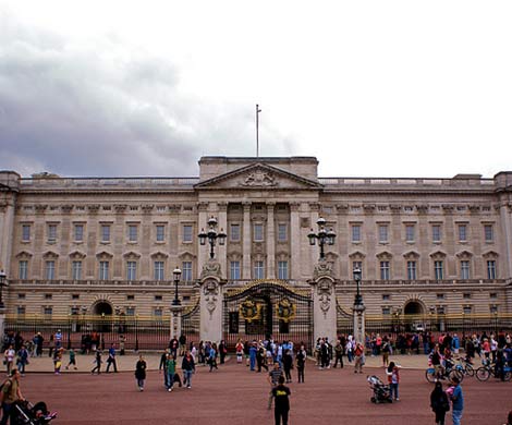 Чисто английская королевская афера: как Букингемским дворцом "разводят" туристов